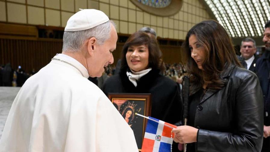 El Papa Le&oacute;n XIV bendice a la soprano dominicana Janette M&aacute;rquez durante su visita a Roma