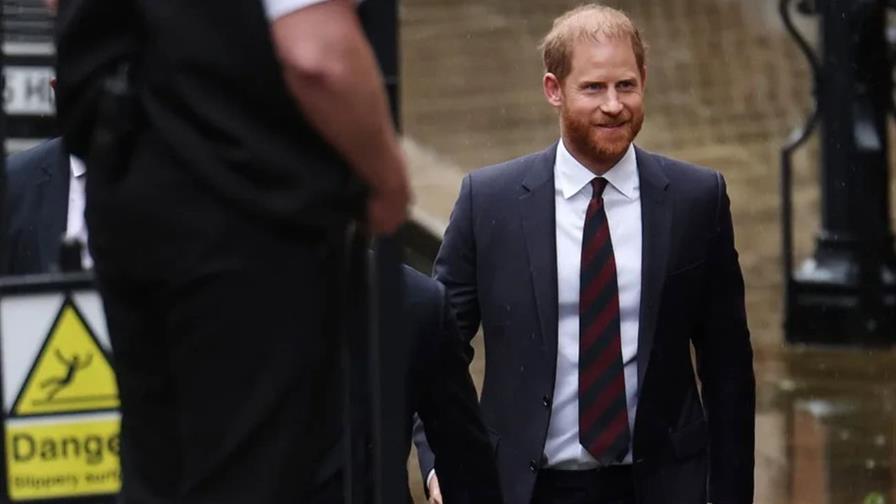 Pr&iacute;ncipe Enrique dice que normas de la monarqu&iacute;a le impidieron demandar antes a la prensa