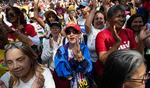 Adultos mayores del chavismo piden la liberaci&oacute;n de Maduro con una protesta en Caracas