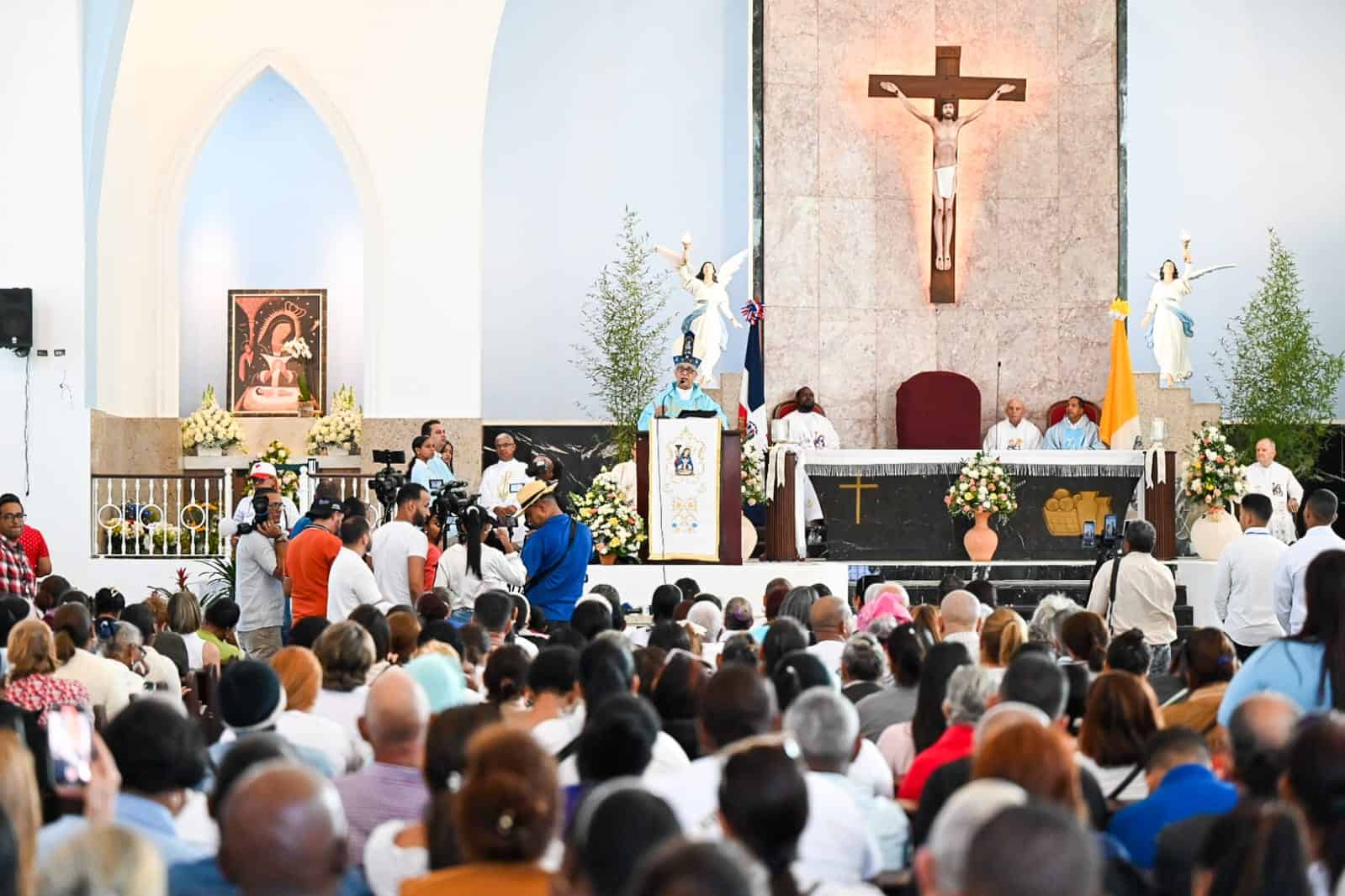 Feligreses participan en la misa en honor a la Virgen de la Altagracia en la parroquia Nuestra Se&ntilde;ora de la Altagracia, en Santiago.