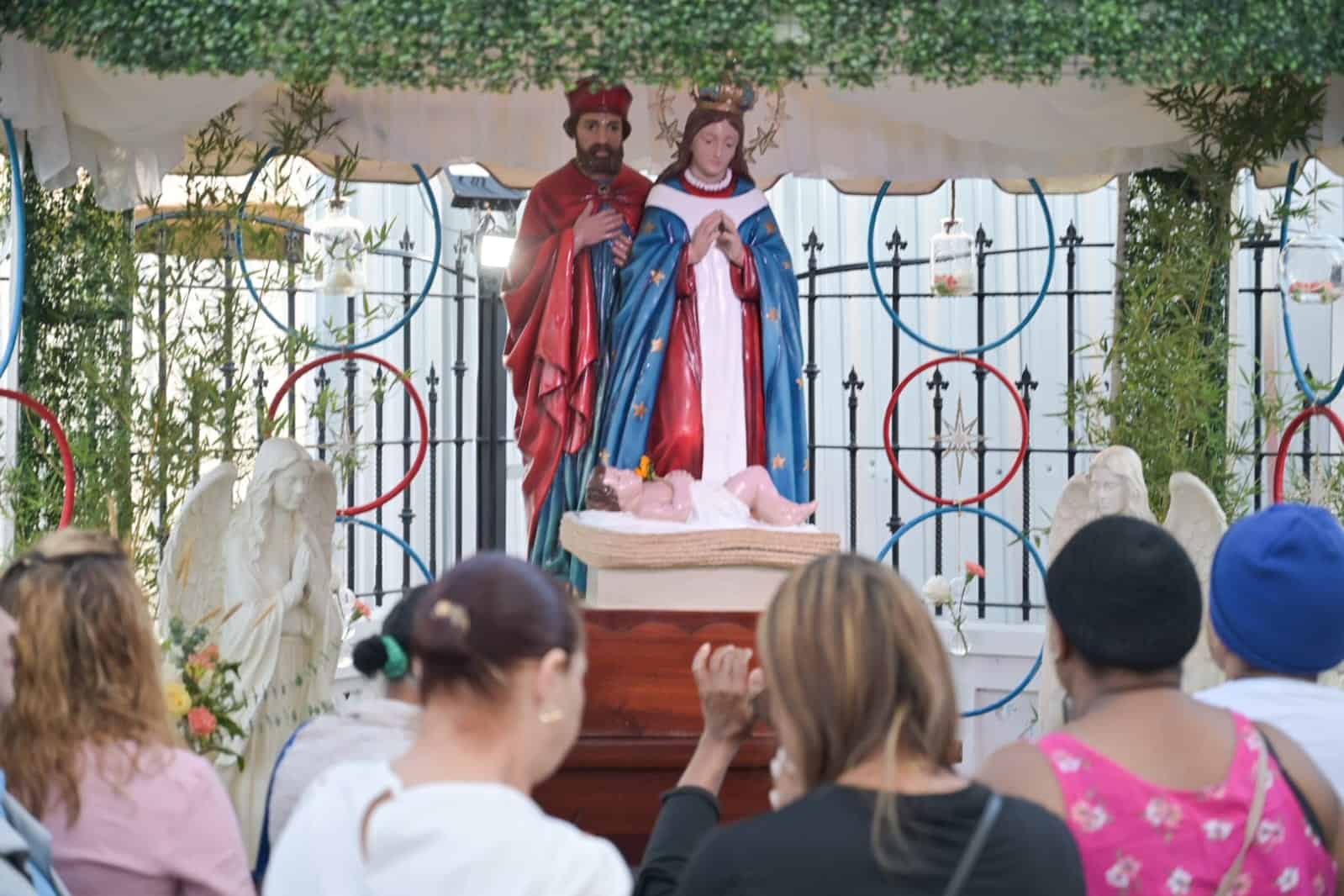 Feligreses oran frente a la imagen de la Virgen de la Altagracia durante la celebraci&oacute;n en Santiago.