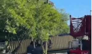 Cami&oacute;n y patana se vuelcan en la Autopista 6 de Noviembre