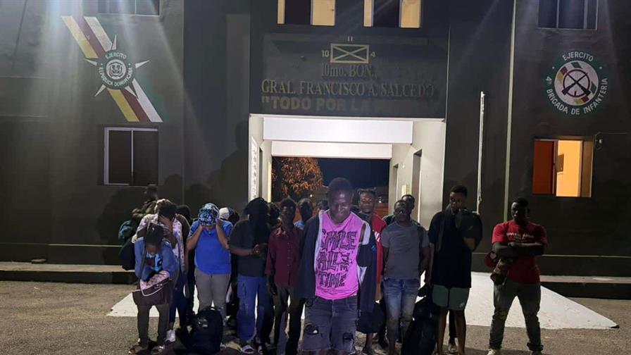 Ej&eacute;rcito detiene a presunto traficante de indocumentados y a 21 haitianos irregulares en Dajab&oacute;n