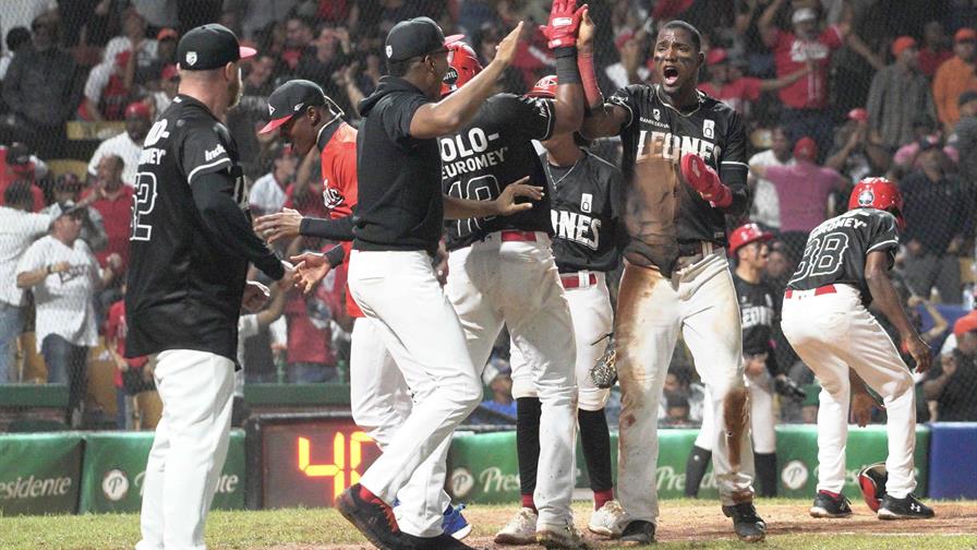 Leones superan susto en el primer juego de la final y derrotan a Toros 7-6