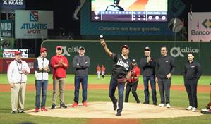 La Serie Final de Lidom inicia con lanzamiento de honor realizado por Mois&eacute;s Alou