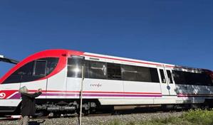 Varios heridos leves en el choque de un tren metropolitano con una gr&uacute;a en Espa&ntilde;a