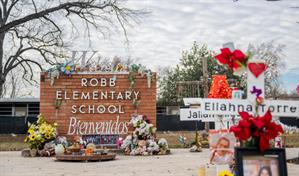 Absuelven a expolic&iacute;a acusado de inacci&oacute;n durante masacre en escuela de Texas