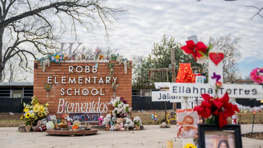 Absuelven a expolic&iacute;a acusado de inacci&oacute;n durante masacre en escuela de Texas