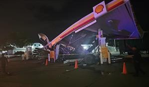 Momento del accidente entre un cami&oacute;n y una yipeta que afect&oacute; una estaci&oacute;n de gasolina en Santiago