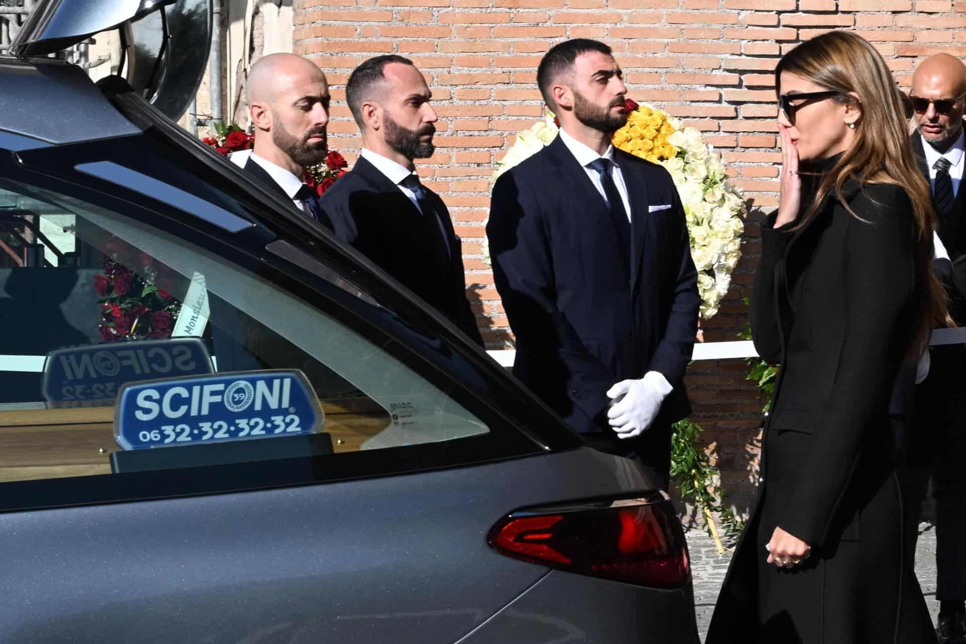 Bianca Brandolini D'Adda se despide del modisto italiano Valentino Garavani en su funeral en Roma.