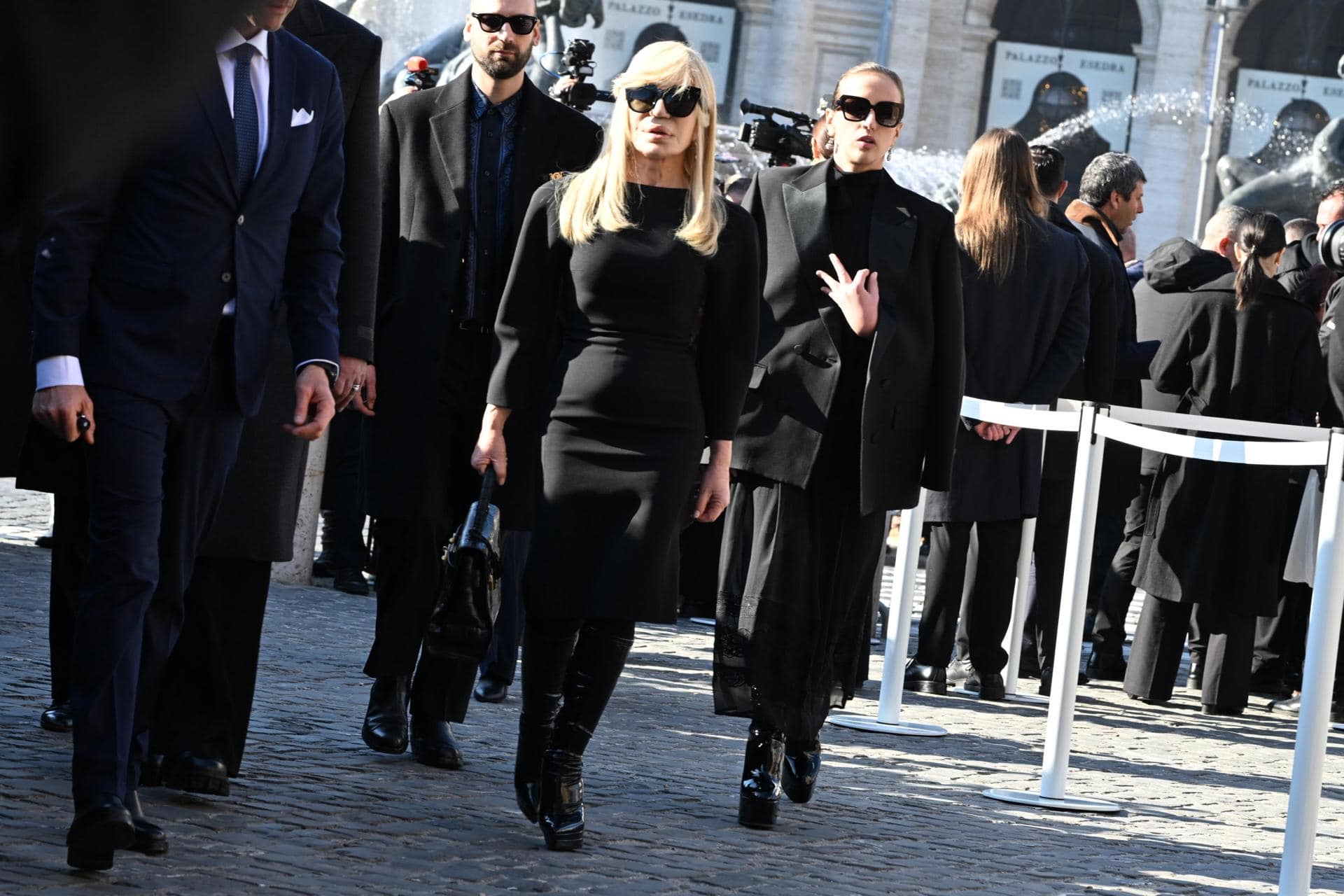 La dise&ntilde;adora de moda italiana Donatella Versace llega para asistir al funeral de Valentino Garavani en la Bas&iacute;lica de S. Maria degli Angeli e dei Martiri en Roma.