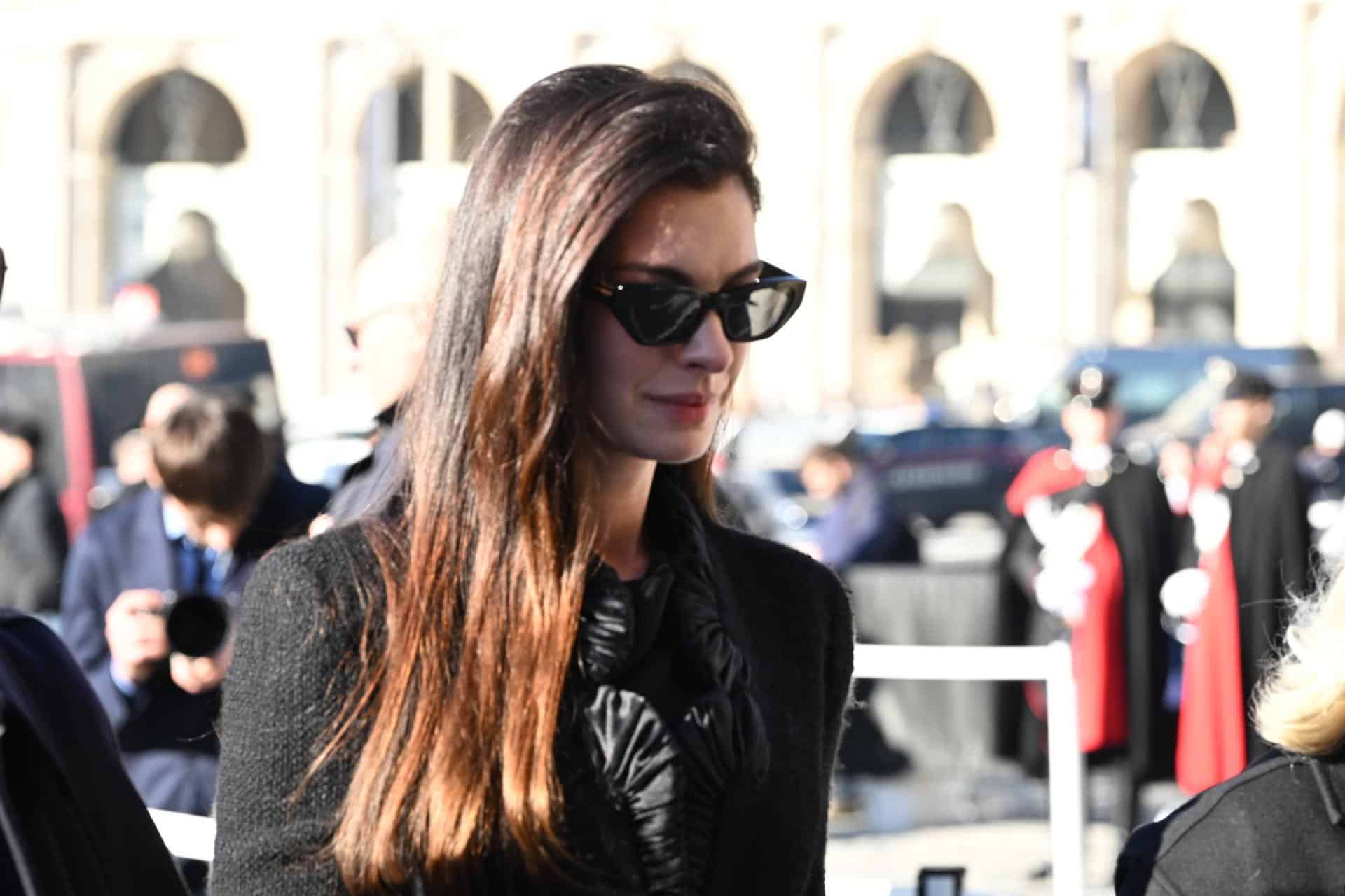 La actriz Anne Hataway llega para asistir al funeral de Valentino Garavani en la Bas&iacute;lica de S. Maria degli Angeli e dei Martiri en Roma.