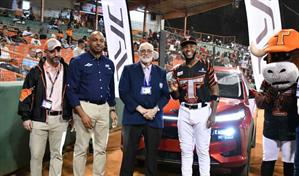 Bryan de la Cruz recibe yipeta JAC JS6 por premio al Jugador M&aacute;s Valioso