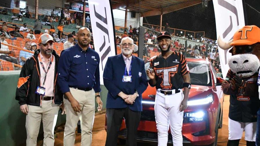 Bryan de la Cruz recibe yipeta JAC JS6 por premio al Jugador M&aacute;s Valioso