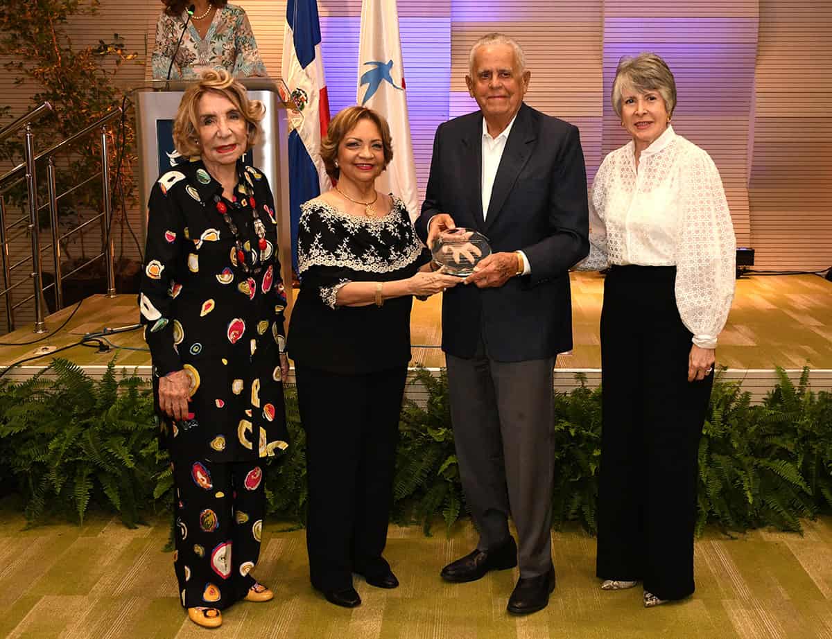 Reconocimiento a la Fundaci&oacute;n Bison&oacute; Cambiaso, recibe Ing. Rafael Bison&oacute; (Tato), entrega  Alba Marra, Ang&eacute;lica Ben&iacute;tez de Ginebra y Amelia de Castillo.