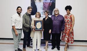 Marianne de Tolentino recibe homenaje en la inauguraci&oacute;n de la exposici&oacute;n de Miguel Ti&oacute;