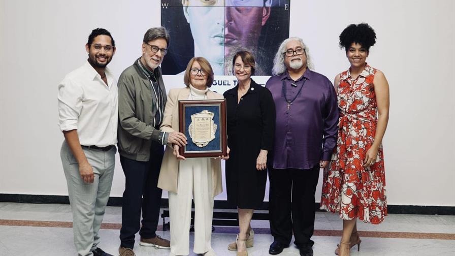 Marianne de Tolentino recibe homenaje en la inauguraci&oacute;n de la exposici&oacute;n de Miguel Ti&oacute;
