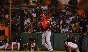 Navarro y Lake golpean a los Toros y el Escogido se pone 2-0