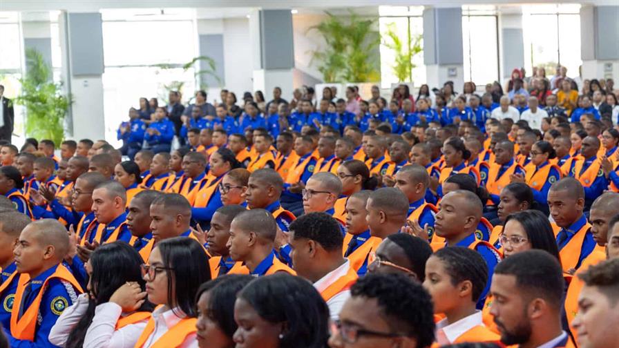 El Cesac grad&uacute;a 199 nuevos agentes de control de la aviaci&oacute;n civil