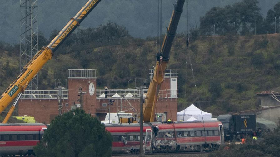 Los investigadores del accidente de tren en Espa&ntilde;a apuntan a un carril fracturado
