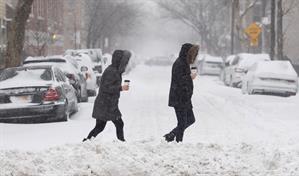Tormenta invernal obliga al cierre de oficinas y suspensi&oacute;n de actividades en Estados Unidos