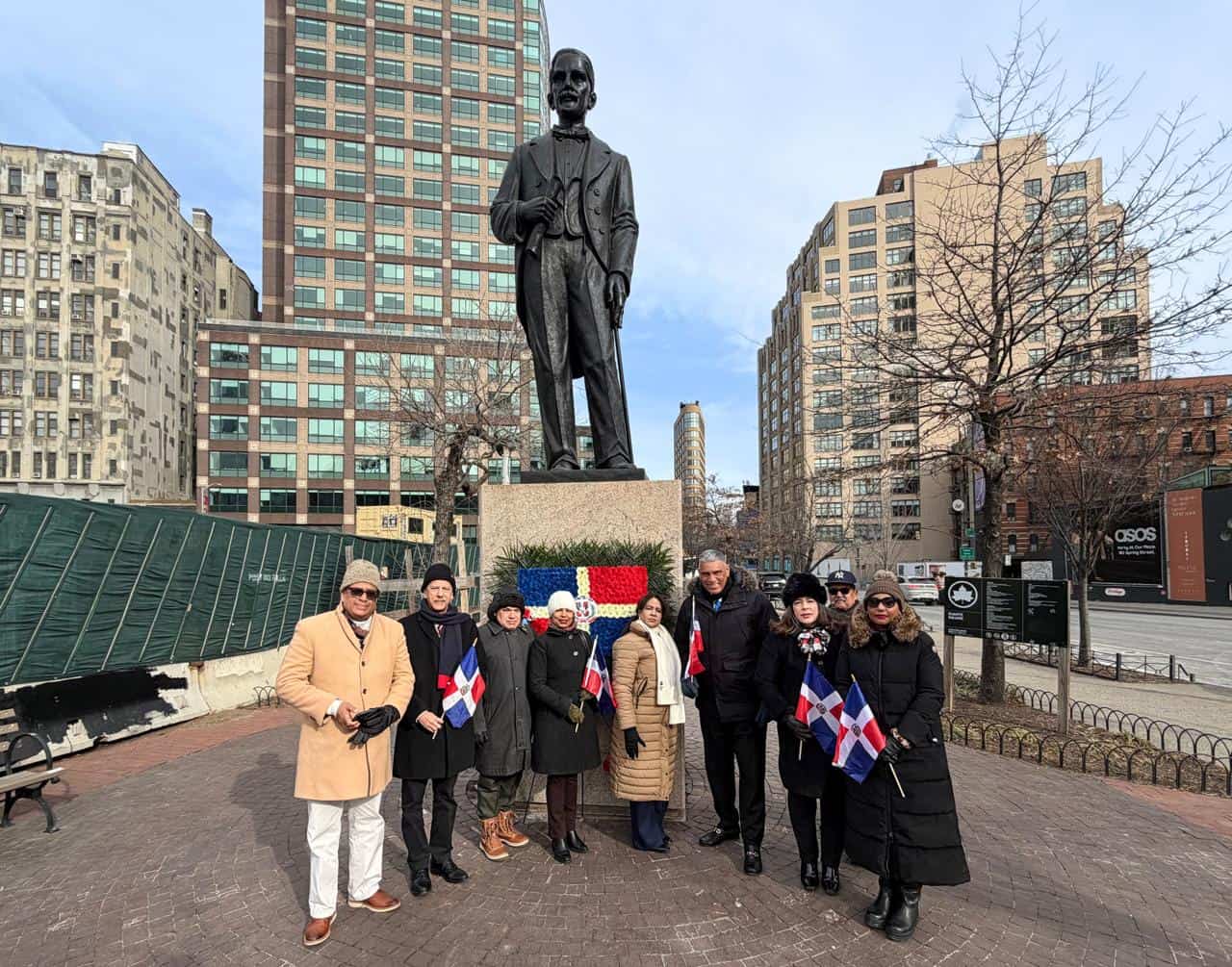 Comitiva rinden homenaje frente a la estatua de Duarte en Nueva York
