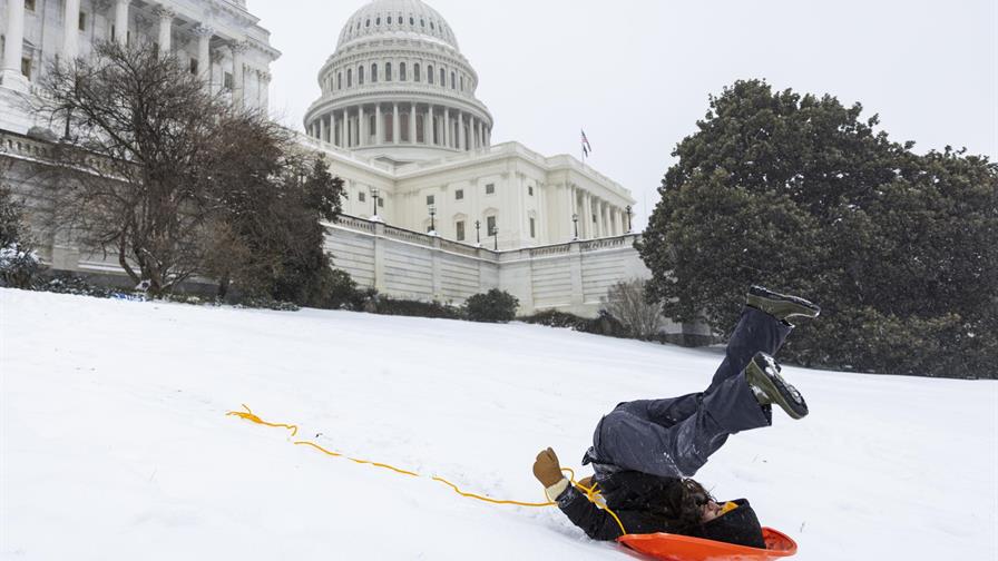 Apagones, vuelos cancelados, supermercados vacíos: una gran tormenta invernal azota EE. UU. Apagones, vuelos cancelados, supermercados vacíos: una gran tormenta invernal azota EE. UU.