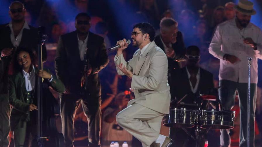 Bad Bunny desata el perreo en Medell&iacute;n con Arc&aacute;ngel como invitado