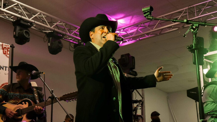El cantante Bobby Pulido gana las primarias en Texas y será candidato demócrata al Congreso El cantante Bobby Pulido gana las primarias en Texas y será candidato demócrata al Congreso