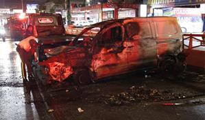 Minivan de carga se incendia en elevado de la 27 de Febrero con Ortega y Gasset