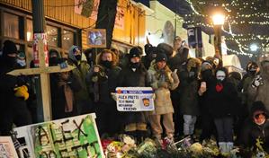 Habitantes de Mine&aacute;polis desaf&iacute;an al fr&iacute;o y honran al hombre muerto a manos de federales