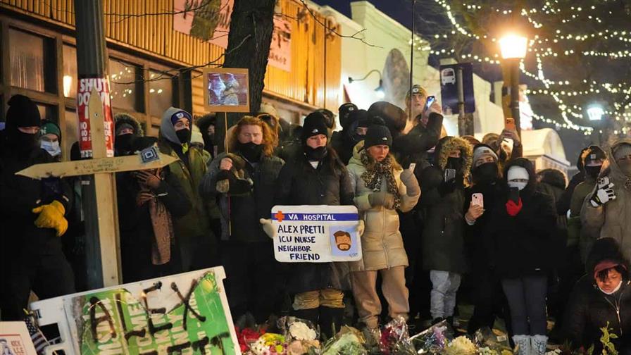 Habitantes de Mine&aacute;polis desaf&iacute;an al fr&iacute;o y honran al hombre muerto a manos de federales