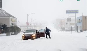 Casi la mitad de EE. UU. declara emergencia por temporal de nieve y hielo