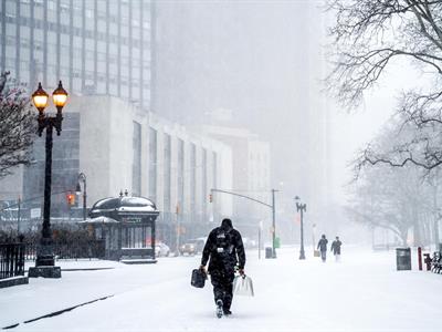 Jacuzzis de nieve en Nueva York limpian calles tras tormenta