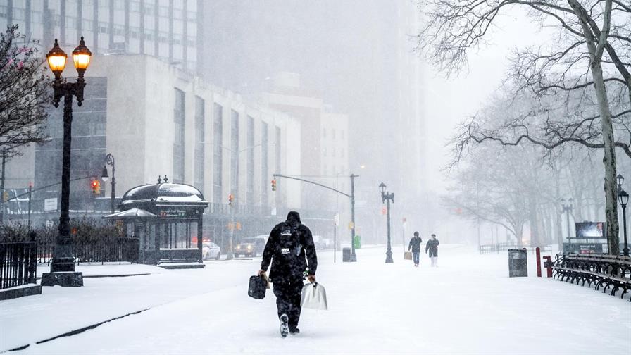 Nueva York activa sus jacuzzis de nieve para limpiar las calles ante la ola de fr&iacute;o