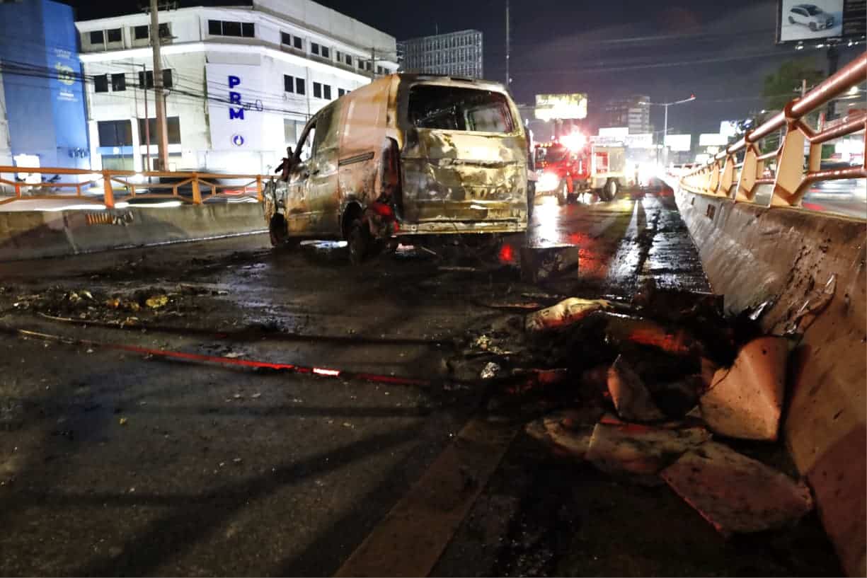 Imágenes de la minivan que se volcó en el elevado de la 27 de Febrero y Ortega y Gasset.