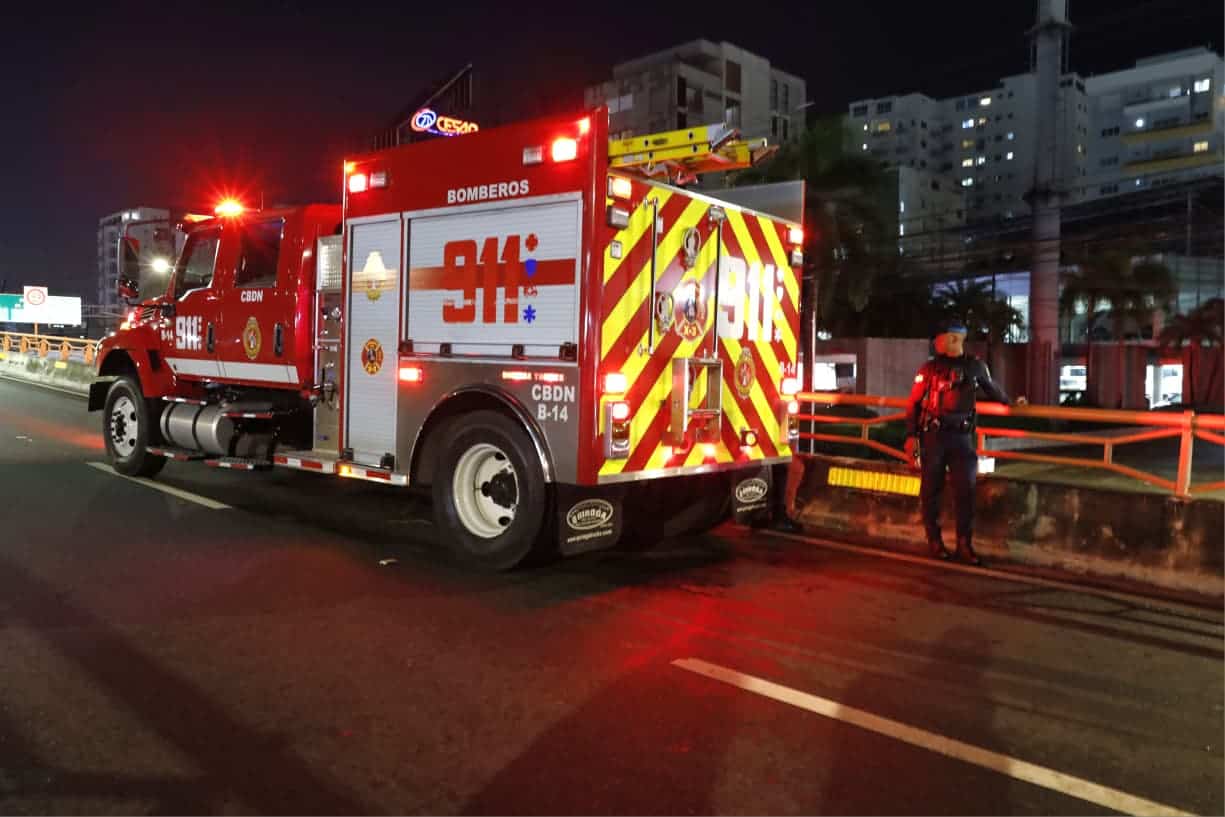 Imágenes de la minivan que se volcó en el elevado de la 27 de Febrero y Ortega y Gasset.