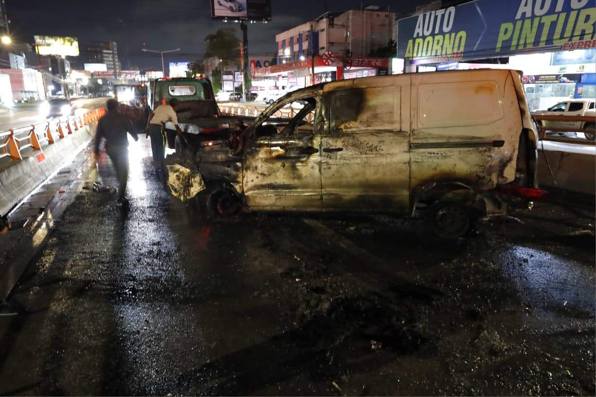 Imágenes de la minivan que se volcó en el elevado de la 27 de Febrero y Ortega y Gasset.