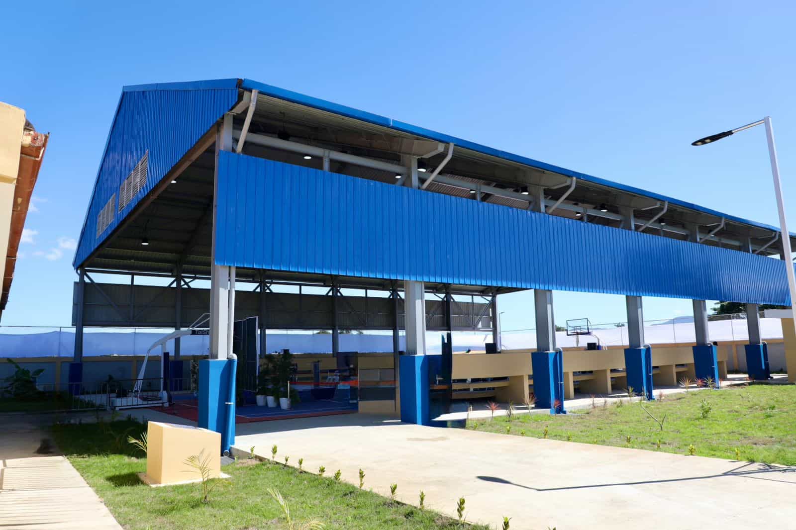 Techado de la cancha en Dajabón.