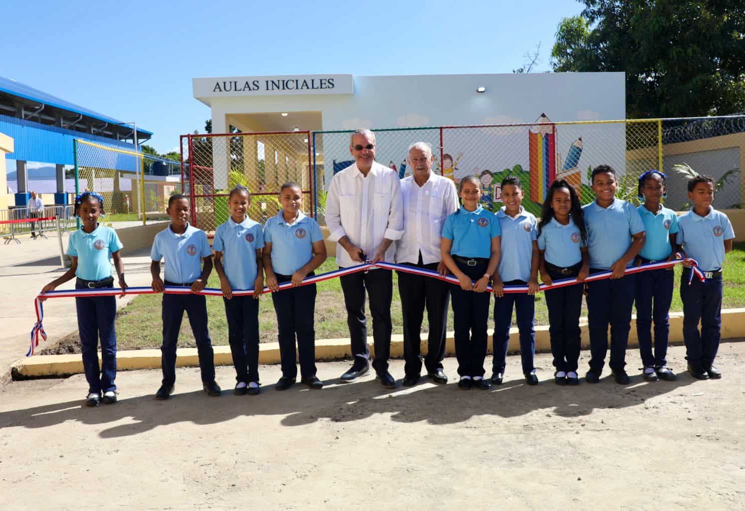 El presidente Luis Abinader inauguró el techado de la cancha y nuevas aulas del nivel inicial de la Escuela Francisco Javier Ureña Canela, en Dajabón.