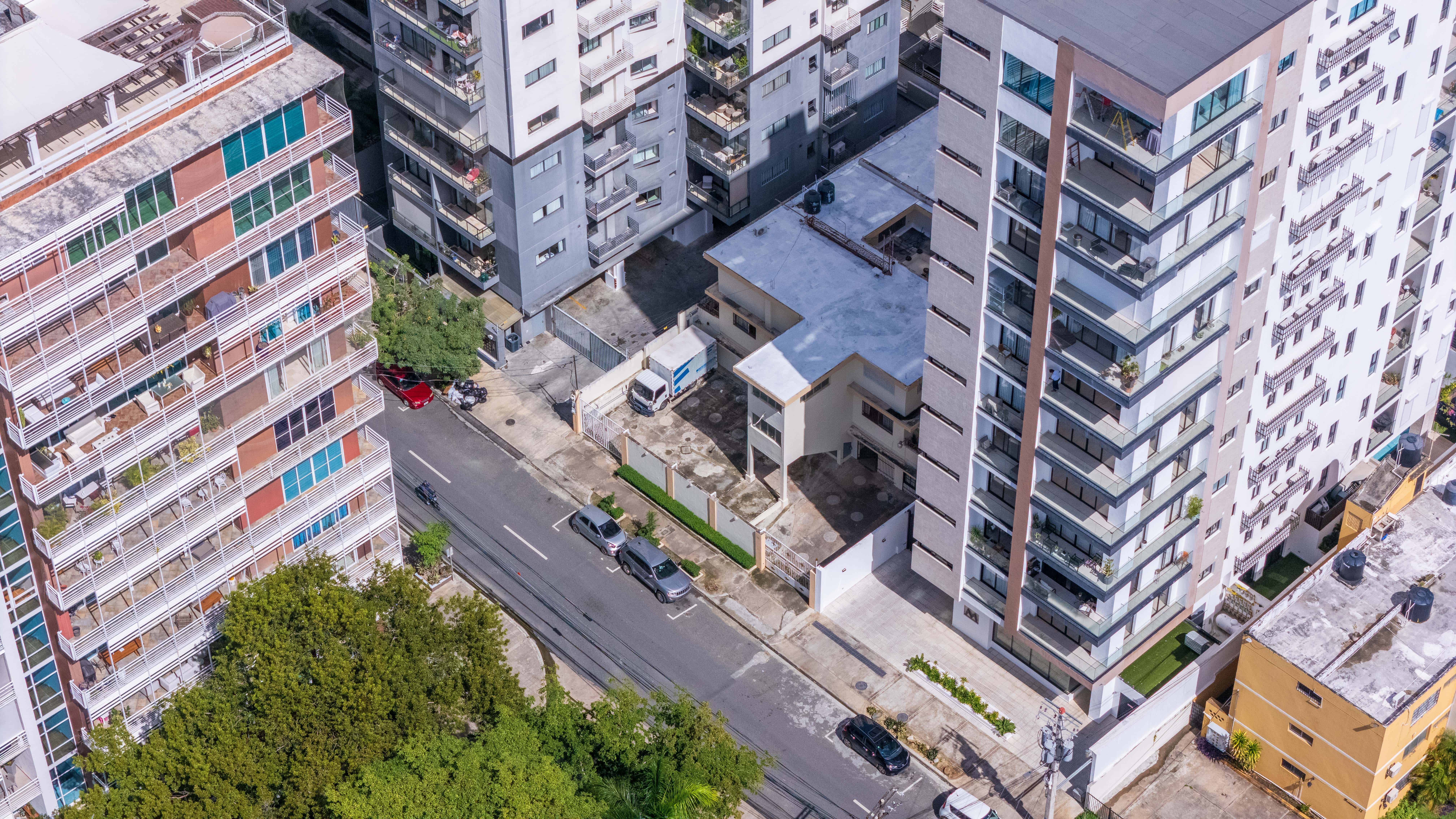 Las edificaciones bajas quedan siempre con sombra cuando se construyen torres en su alrededor. 