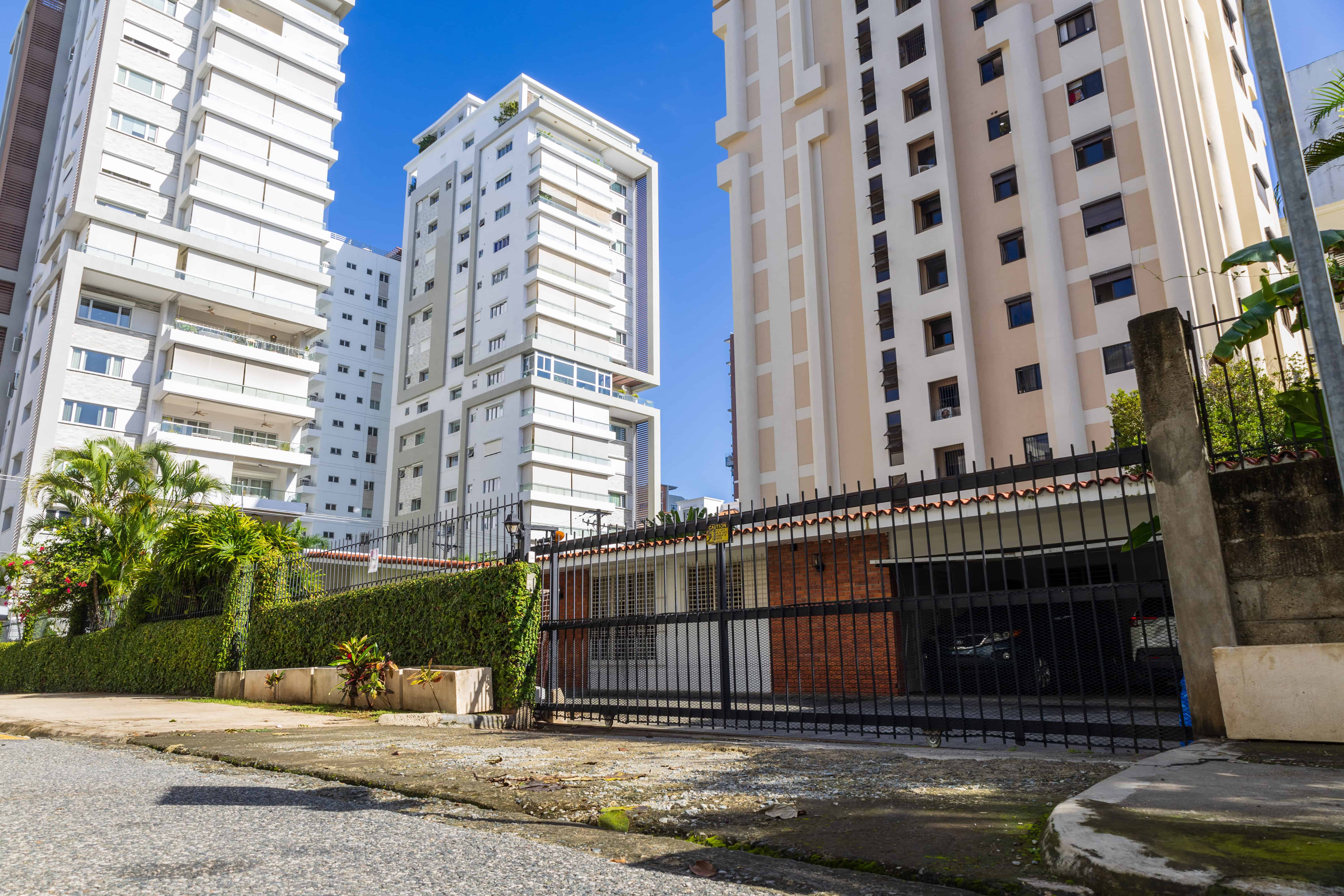 Las altas torres abundan en sectores como Piantini.