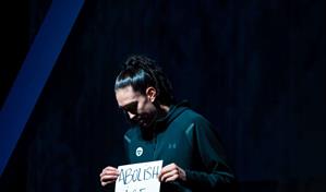 Breanna Stewart, estrella de la WNBA, levanta cartel de "Abolir ICE" tras pol&eacute;mica por tiroteo