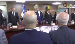 Entrega de nueva c&eacute;dula a Luis Abinader; en abril comenzar&aacute; jornada masiva