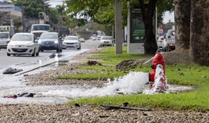 Hidrante bota agua a borbotones en la avenida Luper&oacute;n y afecta el tr&aacute;nsito