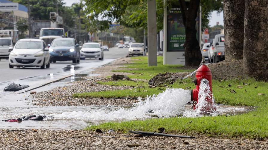 Hidrante bota agua a borbotones en la Luper&oacute;n por trabajos de conexi&oacute;n de tuber&iacute;a de la CAASD