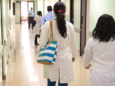 Cambio al Código Penal busca blindar a médicos en atenciones
