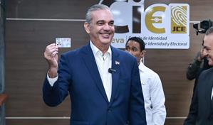 El proceso de 13 minutos que sigui&oacute; el presidente Abinader para renovar su c&eacute;dula