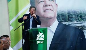 Leonel Fern&aacute;ndez acusa al PRM de usar fondos de Senasa para "comprar elecciones"