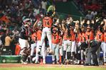 ¡Los Toros viven! Se rebelan en el noveno, ganan su primero de la serie final y están 1-2 ¡Los Toros viven! Se rebelan en el noveno, ganan su primero de la serie final y están 1-2